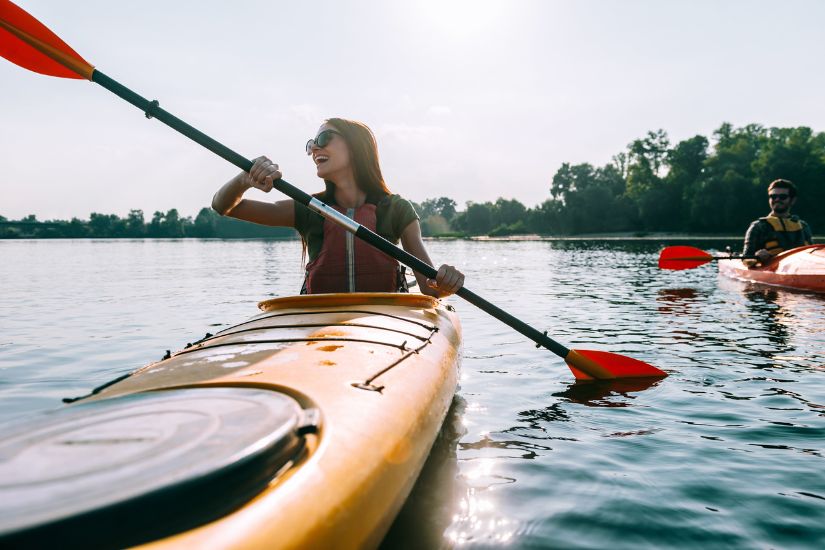 Adventure meets savings guru. Are you dreaming of great adventures, be it a road trip through Europe or backpacking through Southeast Asia? With a monthly savings plan you can put exactly that into practice. A woman paddling.