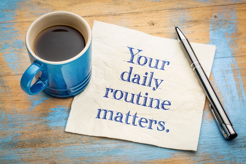 It’s crucial to understand why a daily routine is essential for success in an online business. A cup of coffee and a note with a pen.